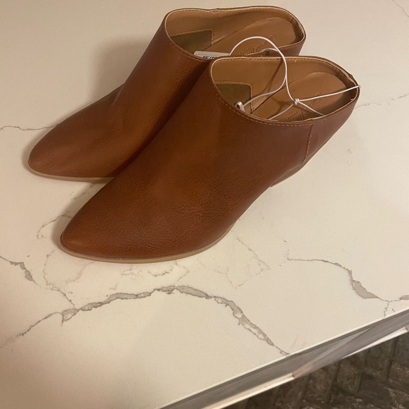 NWT Cute brown shoe boots - Picture 2 of 4